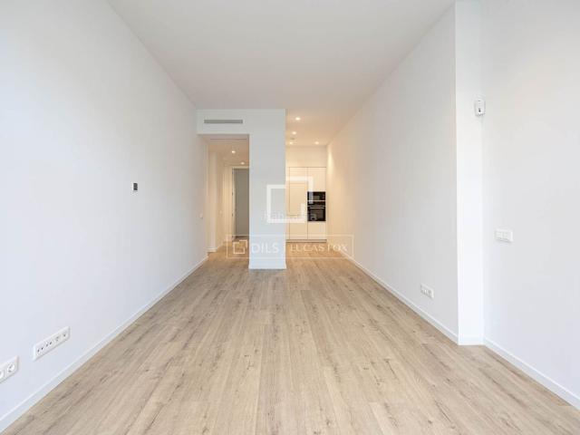 Piso en venta en Barcelona, Sagrada Família. En venta piso de obra nueva en lEixample Derecho Barcelona, con tres dormitorios y terraza. Pisos.