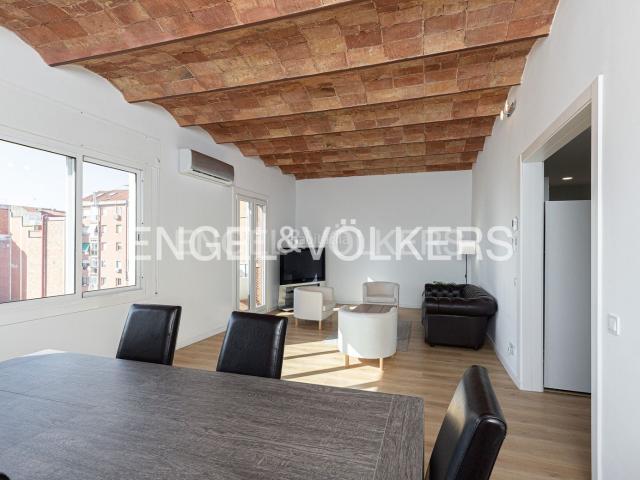 Piso en venta en Barcelona, Sagrada Família. Luminoso apartamento en planta alta en el Eixample. Pisos.