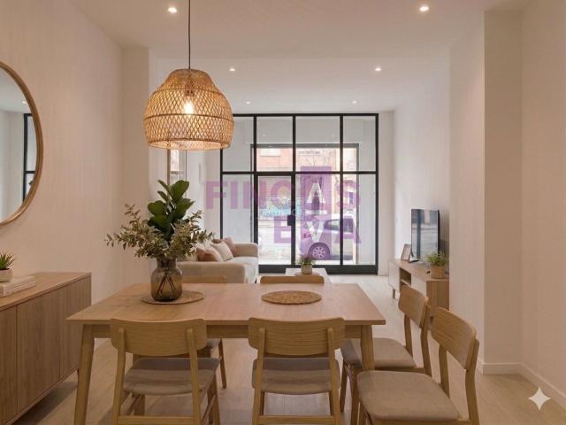 Piso en venta en Barcelona, Sagrada Família. Se vende este piso a REFORMAR en planta baja con acceso directo desde la calle y también desde la portería de la finca, aportand. Pisos.