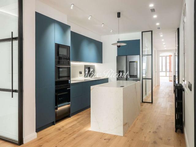 Piso en venta en Barcelona, Sagrada Família. Piso con elementos modernistas 150m. Pisos.