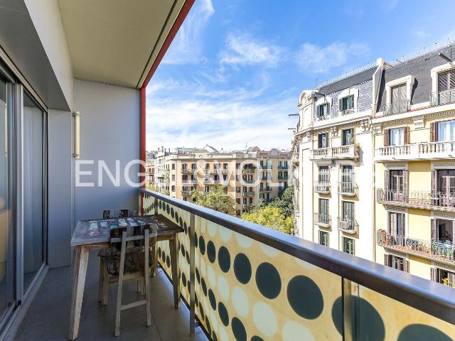 Piso en venta en Barcelona, Sagrada Família. Piso de tres habitaciones y terraza en Eixample. Pisos.