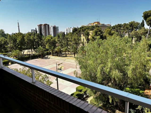 Piso en venta en Barcelona, Sarrià. Excepcional piso en excepcional ubicación, con vistas al parque Santa Amélia. De particular a particular, ABSTENERSE INMOBILIARIAS. Pisos.