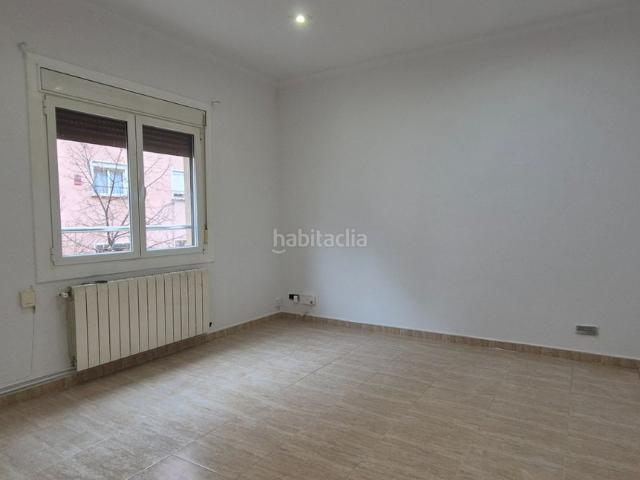 Piso en venta en Barcelona, Prosperitat. Piso en venta en la Prosperitat con 3 habitaciones, para entrar a vivir, Barcelona. Pisos.