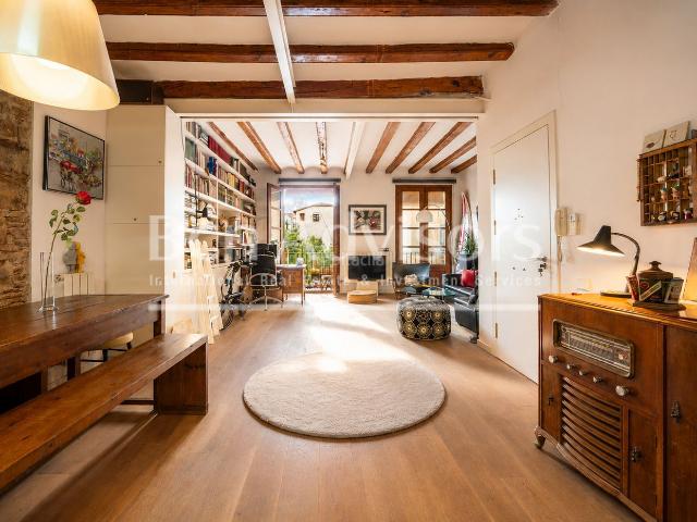 Piso en venta en Barcelona, St. Pere Sta. Caterina El Born. Maravilloso y tranquilo piso reformado con elementos originales en El Born. Pisos.