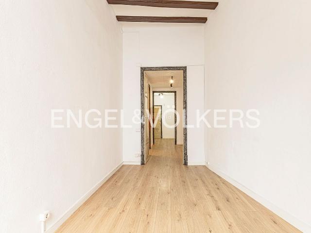 Piso en venta en Barcelona, St. Pere Sta. Caterina El Born. Espectacular piso con techos altos y gran potencial en Sant Pere. Pisos.