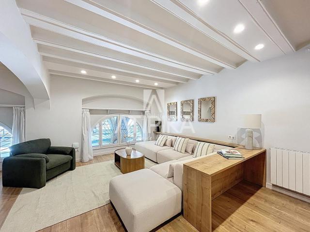 Piso en venta en Barcelona, St. Pere Sta. Caterina El Born. Piso de diseño en venta reformado con 2 habitaciones y piscina comunitaria. Pisos.