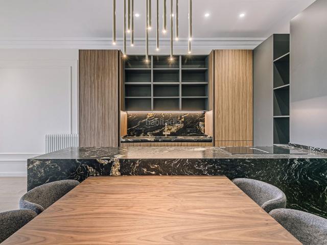 Piso en venta en Barcelona, St. Pere Sta. Caterina El Born. Piso en venta en el Born con 2 habitaciones y vistas a la plaza, reformado, Barcelona. Pisos.