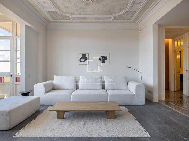 Piso en venta en Barcelona, St. Pere Sta. Caterina El Born. Piso Excelentes de 3 dormitorios con terraza en venta en Eixample Dreta, Barcelona. Pisos.
