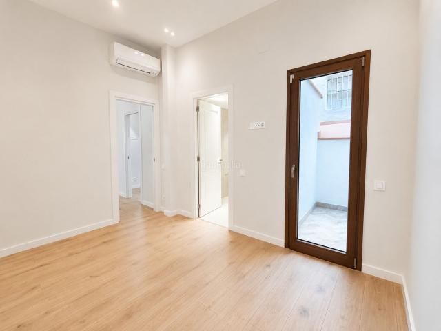 Piso en venta en Barcelona, St. Pere Sta. Caterina El Born. Piso reformado con balcón y terraza. Pisos.