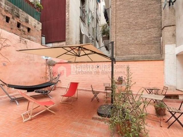 Piso en venta en Barcelona, St. Pere Sta. Caterina El Born. Vivienda con terraza en Santa Caterina i la Ribera con rentabilidad. Pisos.