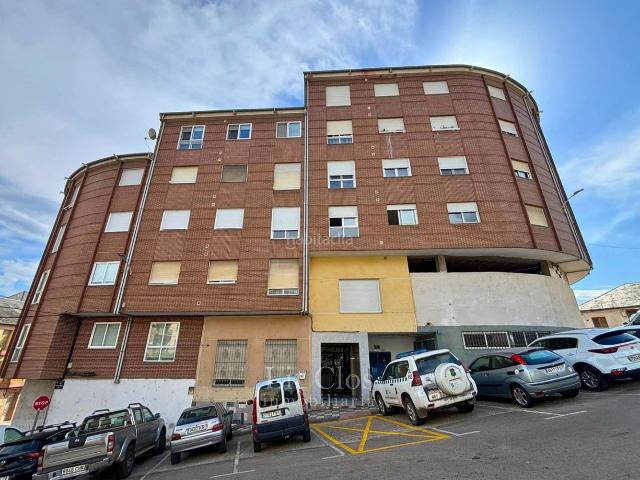 Piso en venta en Barco de Valdeorras O. PISO PRÁCTICAMENTE A ESTRENAR EN O BARCO DE VALDEORRAS 3 DORMITORIOS, ASCENSOR Y TRASTERO. Pisos Barco de Valdeorras.