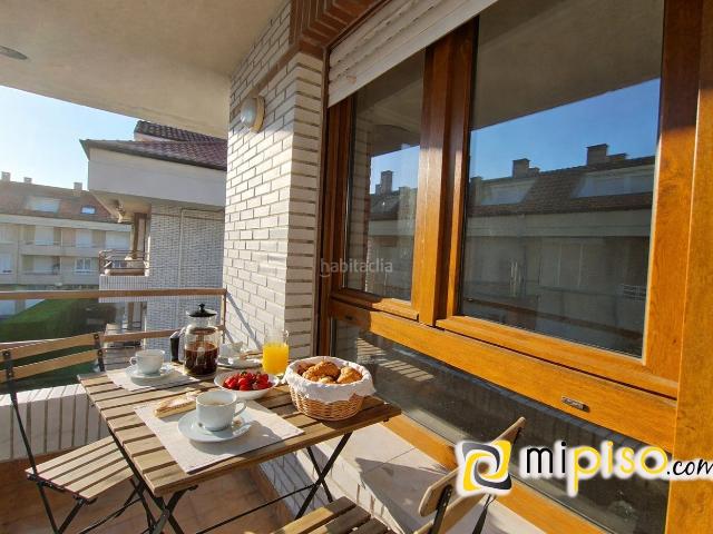 Piso en venta en Bareyo, Ajo. Buscas despertar con la brisa del Cantábrico? Este luminoso piso en Ajo te ofrece la oportunidad de vivir a un paso de las especta. Pisos.