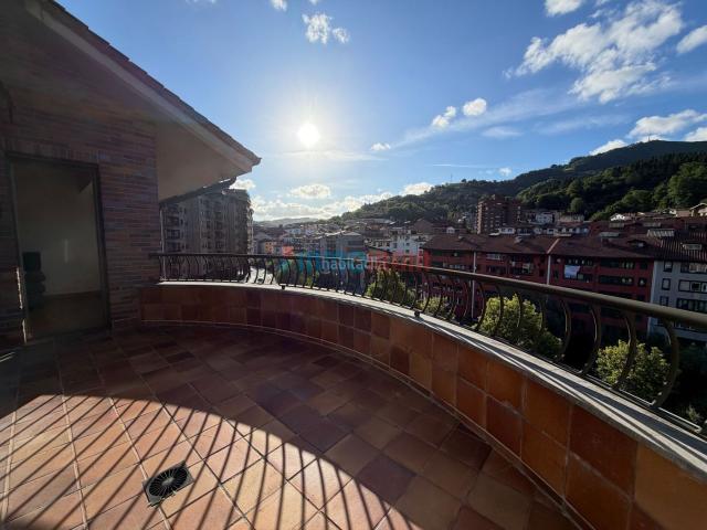 Piso en venta en Beasain. Dúplex premium de 4 dormitorios con dos terrazas y dos garajes cerrados en Beasain. Pisos.