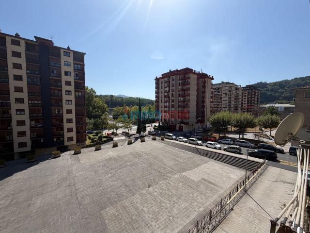 Piso en venta en Beasain. EXCLUSIVA INMOIRAIN Vivienda de 3 habitaciones y 3 balcones con ascensor en Errekarte, Beasain. Pisos.