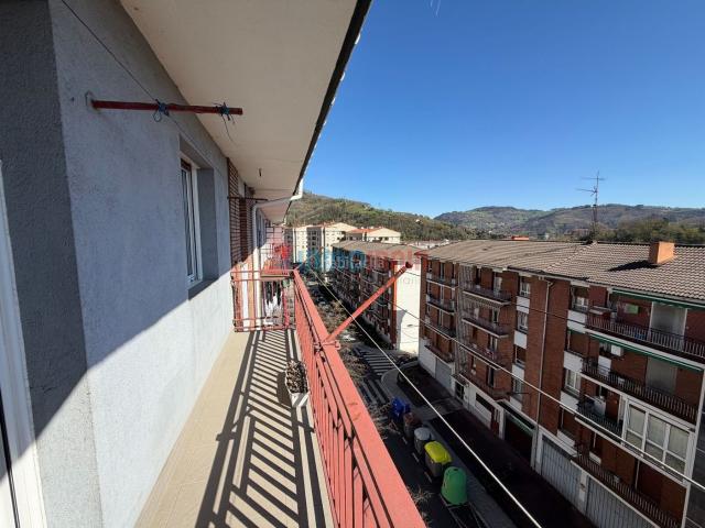 Piso en venta en Beasain. EXCLUSIVA INMOIRAIN Luz, vistas y potencial en Calle Arantzazu, Beasain Goierri. Pisos.