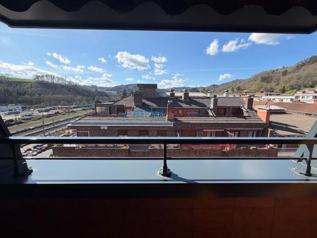 Piso en venta en Beasain. Piso en sexta planta con 3 balcones, 2 baños y vistas despejadas en Nafarroa Etorbidea, Beasain. Pisos.