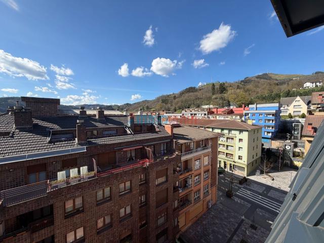 Piso en venta en Beasain. Piso en sexta planta con 3 balcones, 2 baños y vistas despejadas en Nafarroa Etorbidea, Beasain. Pisos.
