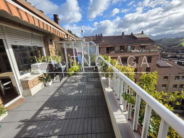 Piso en venta en Beasain. Vivienda dúplex con magnífica terraza, balcones, trastero y opción de garaje en el centro de Beasain. Pisos.