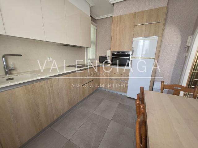 Piso en venta en Beasain. Vivienda exterior con terreno, garaje y local almacén. Pisos.
