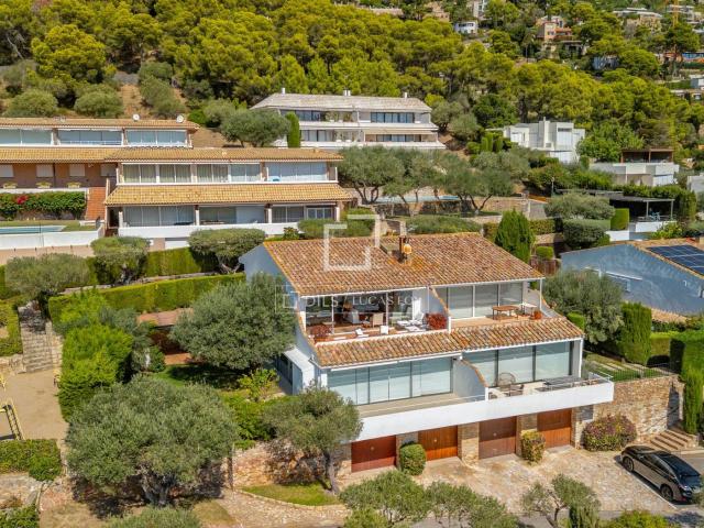 Piso en venta en Begur, Fornells Aiguablava Costa Brava. Excelente apartamento de 2 dormitorios con vistas frontales al mar y amplia terraza en Aiguablava, Begur. Pisos.