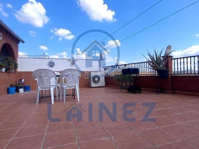 Piso en venta en Belmez. Se vende Edificio gran local comercial y gran piso próximo al centro situado en Belmez, provincia de Córdoba, muy bien situado co. Pisos.