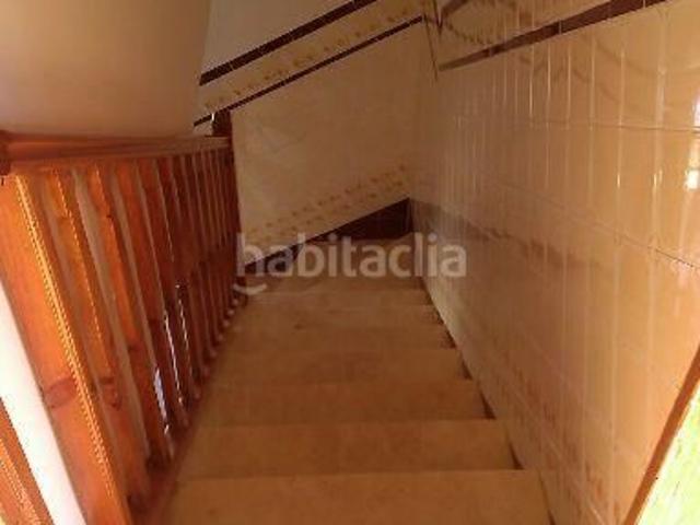 Piso en venta en Belalcázar. Piso en el distrito de Belalcazar, con una superficie e 170 m2, holl a la entrada amplio, consta de 4 dormitorios dobles, salón co. Pisos.