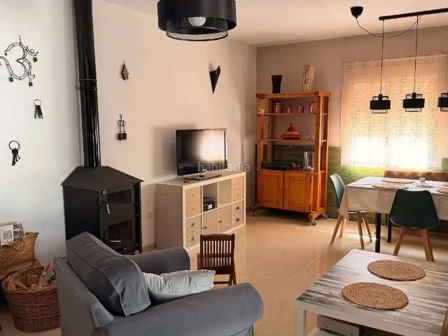 Piso en venta en Benamargosa. Casa reformada con gran terraza y vistas en Benamargosa. Pisos.