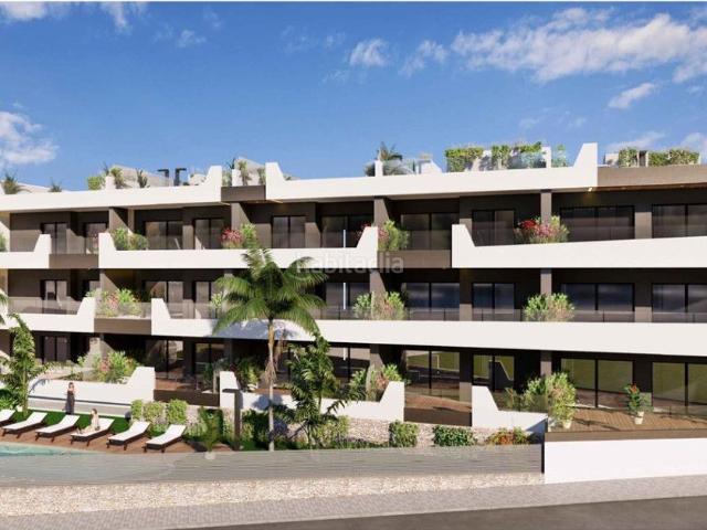 Piso en venta en Benijófar. Apartamento de 4 dormitorios y 2 baños con piscina y jardín en Benijofar. Pisos.