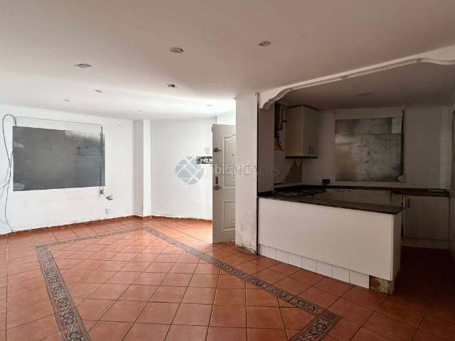 Piso en venta en Benimuslem. Oportunidad de adquirir un espacioso piso en Benimuslem, ideal para personalizar a tu gusto. Vivienda libre y lista para reforma. Pisos.