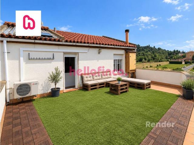 Piso en venta en Berga. Piso con terraza de 50 metros en Berga. Pisos.