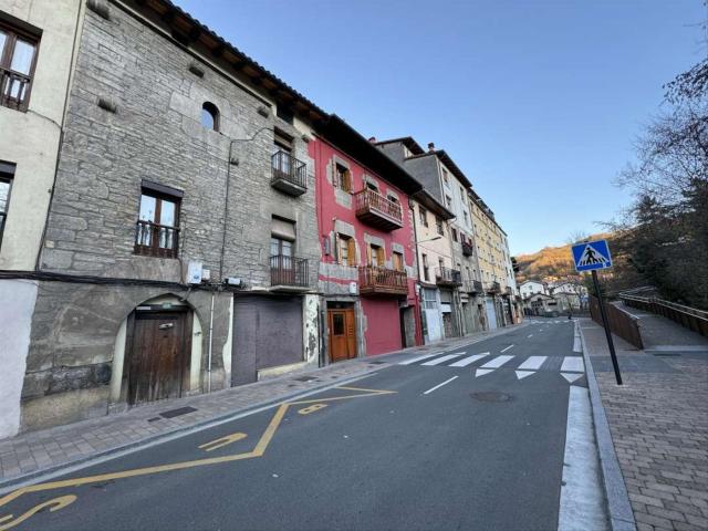 Piso en venta en Bergara. VIVIENDA EN BUEN ESTADO, CENTRICA Y CON HERMOSA PARCELA DE TERRENO. Pisos.