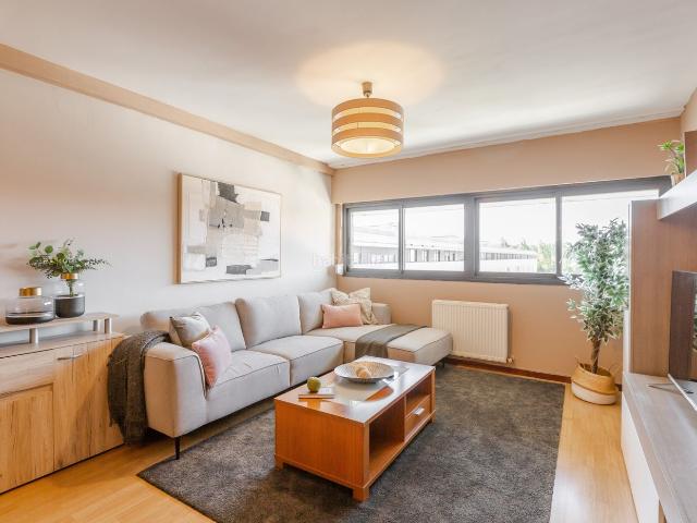 Piso en venta en Berriozar. ESTUPENDO PISO CON VISTAS A LA PLAZA. GRAN SALÓN, TRES HABITACIONES, DOS BAÑOS, UNO EN SUITE, GARAJE Y TRASTERO. CUARTO DE BICICLE. Pisos.