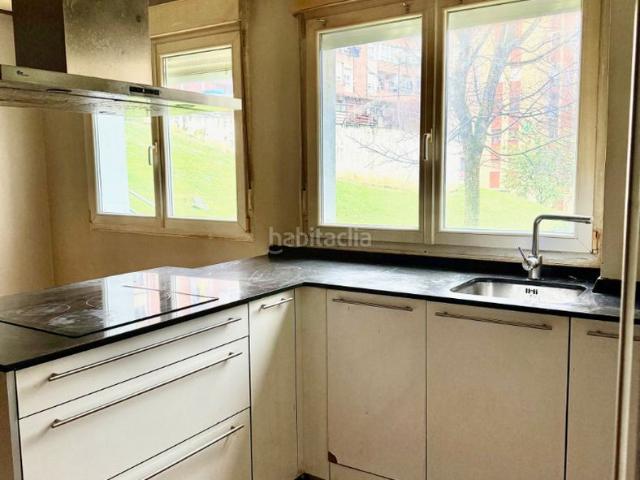 Piso en venta en Bilbao, Barrio de Uribarri. Uribarri, calle Tutulu. Local reconvertido en vivienda,83 m,Cocina abierta al Salón, Una habitación y un Baño. Pisos.