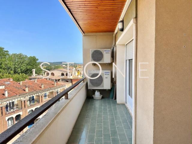 Piso en venta en Bisbal d´Empordà La. AMPLIO Y LUMINOSO PISO CON CHIMENEA Y TERRAZA EN LA BISBAL DEMPORDÀ. Pisos Bisbal d´Empordà.
