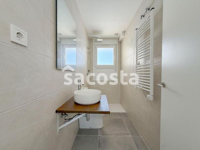 Piso en venta en Blanes, Els Pins Costa Brava. Amplio piso con terraza, ideal como inversión o vivienda. Pisos.