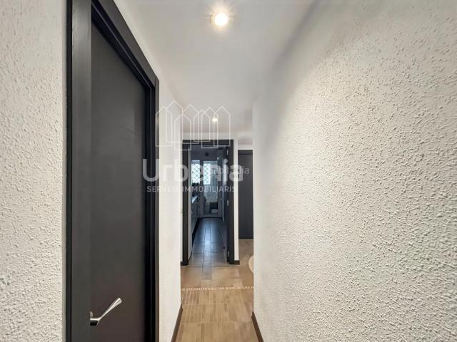 Piso en venta en Blanes, Els Pins Costa Brava. Piso con piscina y ascensor en Blanes, con vistas laterales al mar. Pisos.