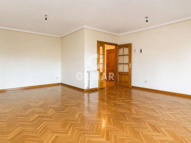 Piso en venta en Boadilla del Monte, Casco Antiguo. Descubre esta excepcional oportunidad para adquirir un espectacular áticotriplex en una de las zonas más consolidadas de Boadilla. Pisos Boadilla.