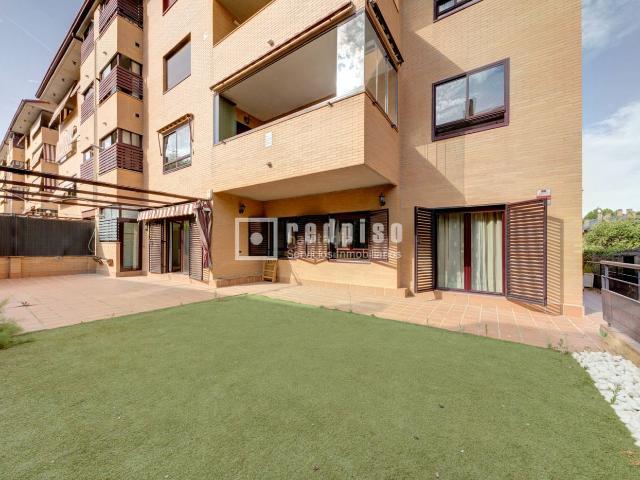 Piso en venta en Boadilla del Monte, Sector S. Espectacular bajo con gran jardín privado en urbanización. Pisos Boadilla del.