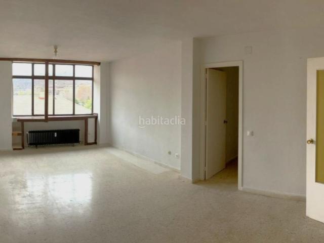 Piso en venta en Brihuega. Particular vende piso de 98m2 construidos y tres habitaciones. Pisos.