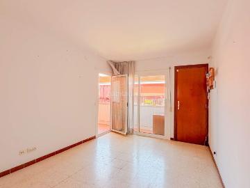 Piso en venta en Cubelles, Maritim. Piso acogedor con gran balcón y a un paso del mar. Pisos.