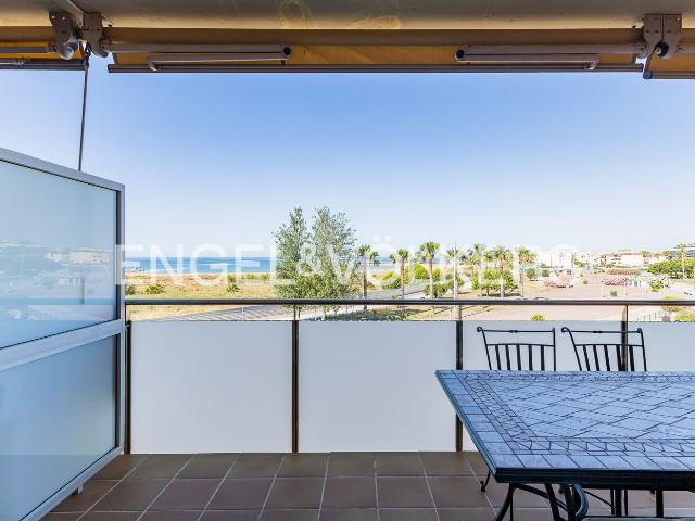 Piso en venta en Cubelles, Les Salines Pla de Sant Pere. Apartamento en primera linea de mar con vistas espectaculares. Pisos.