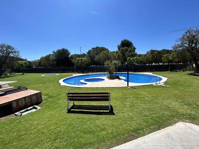 Piso en venta en Cubelles, Les Salines Pla de Sant Pere. PLANTA BAJA ESQUINERA CON UN GRAN JARDÍN PRIVADO Y PISCINA COMUNITARIA EN MOTA DE SANT PERE DE CUBELLES. Pisos.