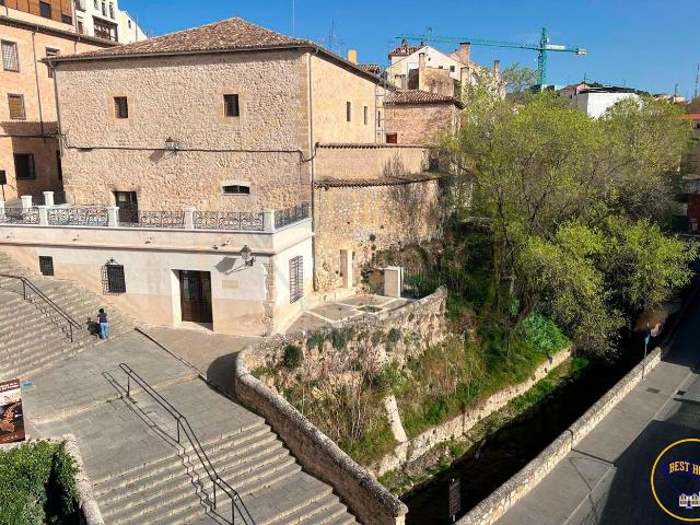 Piso en venta en Cuenca, Centro. LUMINOSO PISO CON TERRAZA EN PLENO CENTRO DE CUENCA. Pisos.