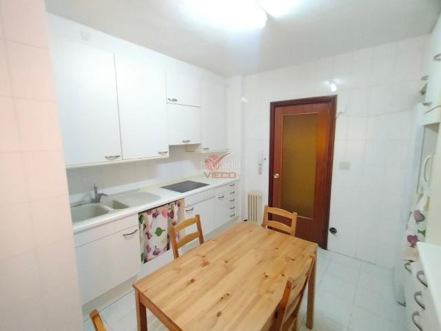 Piso en venta en Cuenca, Centro. Magnífica vivienda en centro con 4 dormitorios y ascensor. Pisos.