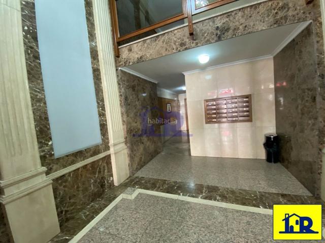 Piso en venta en Cuenca, Centro. Se vende inmueble para oficina o vivienda en zona centro. cuatro dormitorios y dos baños. Pisos.