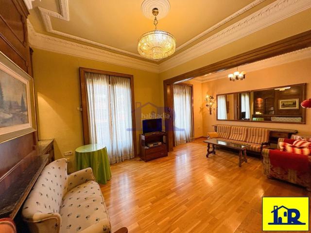 Piso en venta en Cuenca, Centro. Se vende piso de grandes dimensiones en pleno centro de Cuenca. Pisos.
