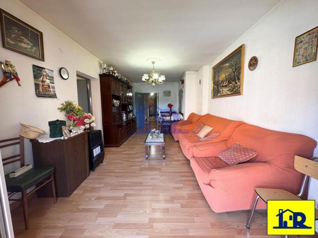 Piso en venta en Cuenca, Centro. se vende piso centrico. tres dormitorios. todo exterior. Pisos.