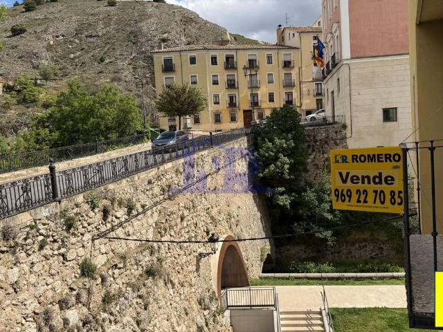 Piso en venta en Cuenca, Centro. Piso en Calderón con garaje y trastero. Pisos.