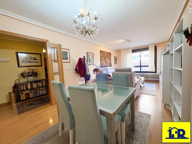 Piso en venta en Cuenca, Fuensanta Universidad. Apartamento en venta en Residencial Universidad. 2 dormitorios. con garaje. Pisos.