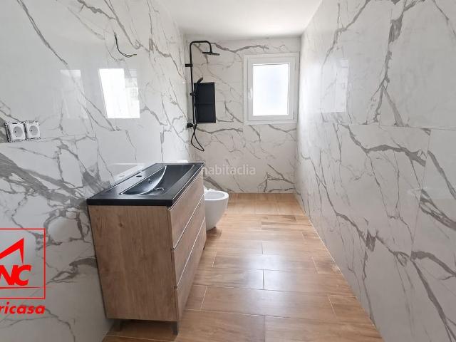 Piso en venta en Cuervo de Sevilla El. Piso en primera planta, situado en una de las principales vías de El Cuervo, con excelente conexión a tan solo 10 minutos del aero. Pisos Cuervo de Sevilla.